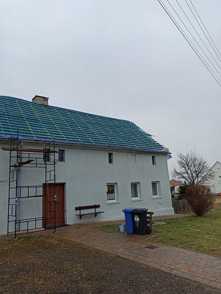 dom jednorodzinny - prace na dachu