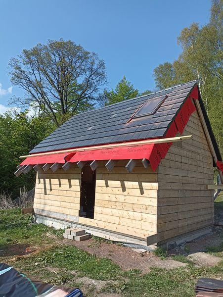drewniany domek - montaż dachu