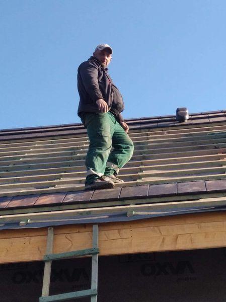 mężczyzna na dachu